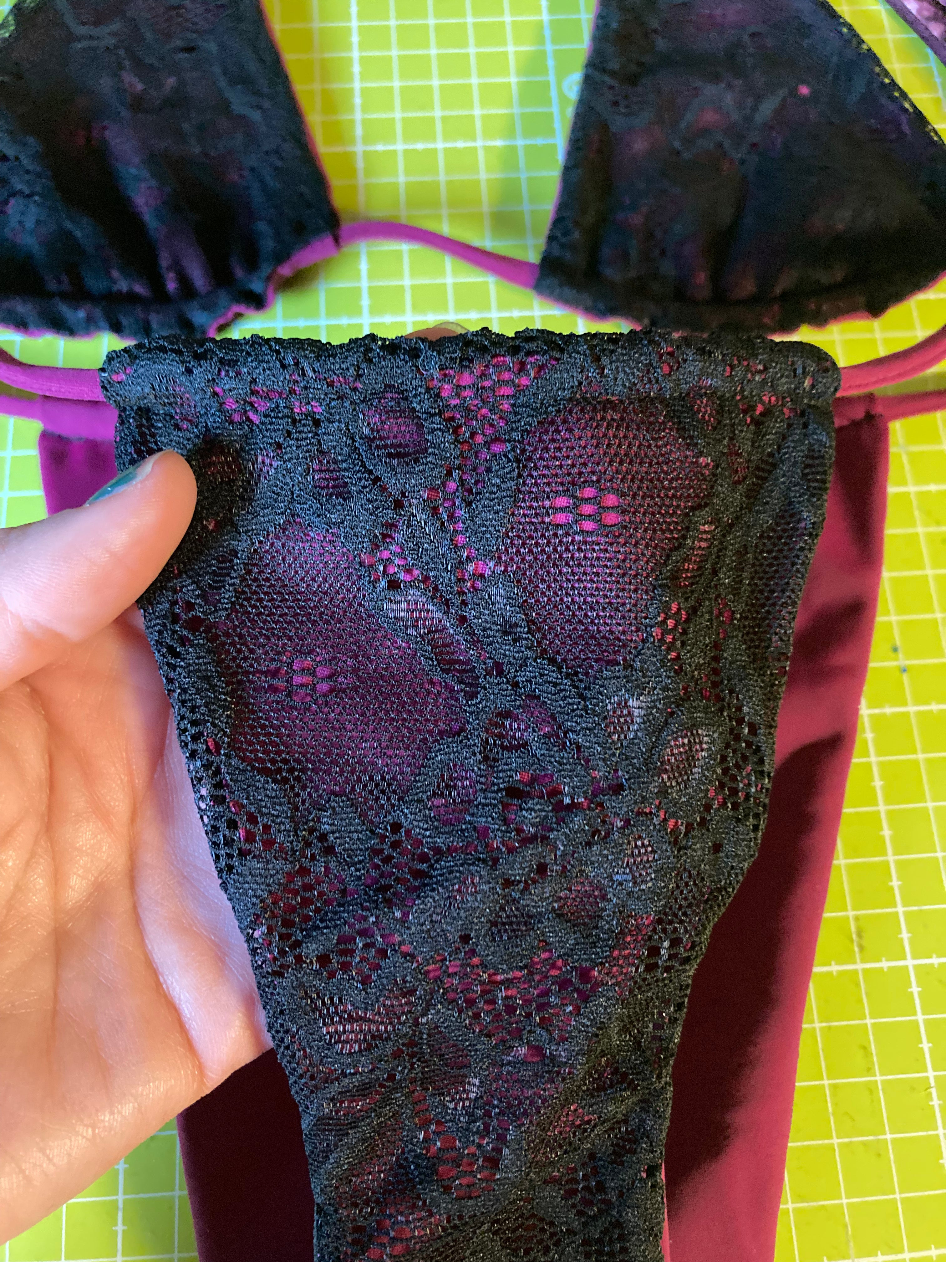 BIKINI TOP LA BANDIDA WITH BLACK LACE FABRIC
