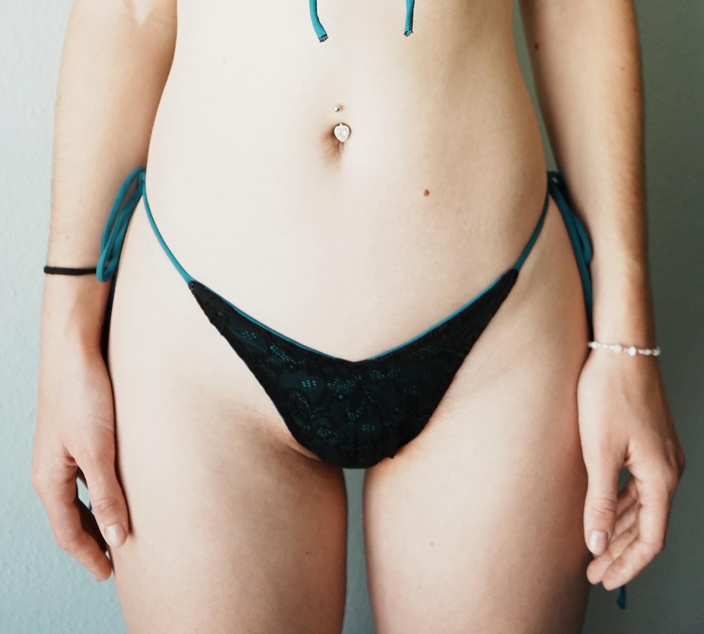 BIKINI BOTTOM LA BANDIDA WITH BLACK LACE FABRIC